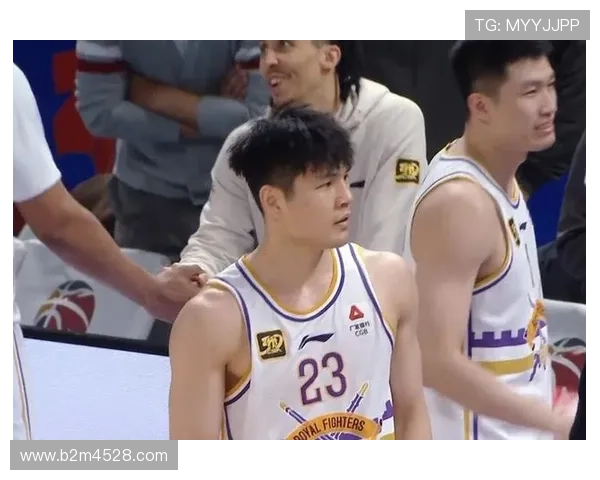 中国篮球队新星崭露头角 国际赛场表现惊艳 引发国内外球迷热议